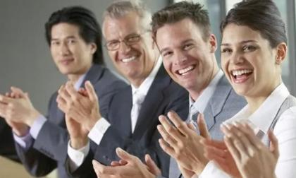 Người phỏng vấn: Ở sa mạc chỉ có một chai nước, nên đưa cho mẹ hay cho vợ? Chàng trai trả lời hóm hỉnh và được khen có trí tuệ cảm xúc cao