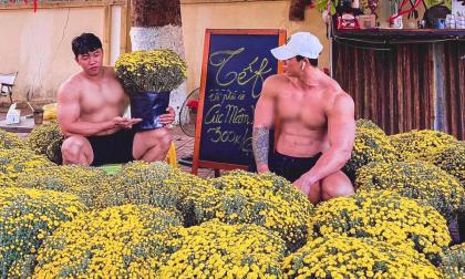 Hai anh chàng cơ bắp vạm vỡ bán cúc mâm xôi hút khách nữ vào dịp Tết 