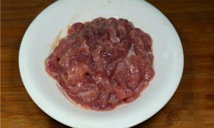 Khi xào thịt nạc, có người cho tinh bột, có người cho lòng trắng trứng, nhưng không cái nào đúng. Tôi sẽ hướng dẫn bạn cách làm đúng