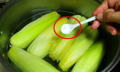 Luộc ngô bao nhiêu phút thì chín? Khi luộc nhớ thêm 1 'nhúm bột' này, ngô luộc sẽ ngọt và dẻo thơm đặc biệt