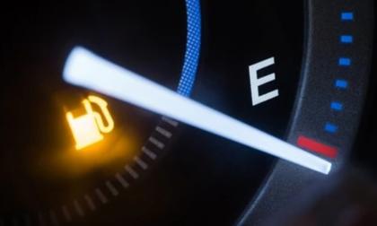 Nên dừng hay cố đi tiếp khi đèn báo nhiên liệu sáng?