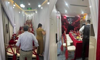 Đám cưới độc lạ khi dựng rạp ăn hỏi, đãi khách ngay hành lang chung cư, thái độ của hàng xóm mới đáng bàn