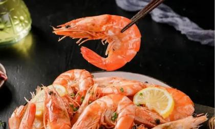 Khi luộc tôm, nên dùng nước sôi hay lạnh? Nhiều người mắc sai lầm này, đó là lý do tại sai tôm dai và cứng 