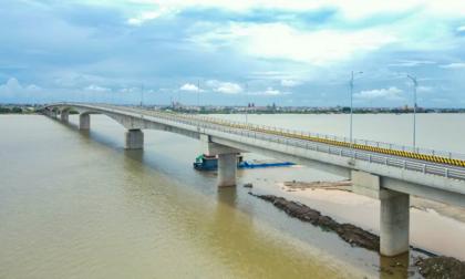 Tin vui: Cầu vượt sông nối 2 tỉnh miền Bắc, kết thúc hơn 200 năm di chuyển bằng đò của người dân bên sông Hồng sắp thông xe