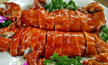 Suýt mất mạng vì ăn thịt lợn kiểu này, bác sĩ hút ra gần 2 lít 'dầu' từ máu bệnh nhân