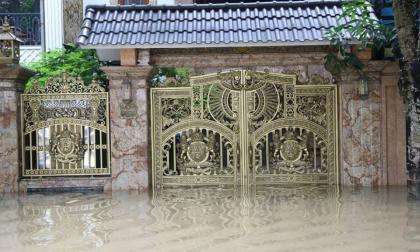 Hết mưa, 'làng biệt thự' triệu đô ở Hà Nội vẫn ngập trong biển nước