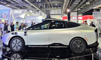 Xe tự lái hoàn toàn đầu tiên trên thế giới do VinFast sản xuất lần đầu xuất hiện ngoài đời