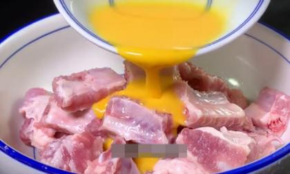 Cách làm món sườn kiểu mới, đổ 2 quả trứng vào, không rán, hầm hay luộc, nhưng lại khiến trẻ vội ăn hết cả đĩa to