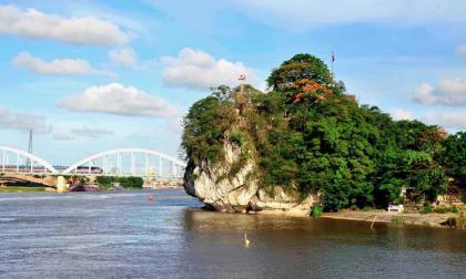 Ngọn núi chỉ cao 25m là di tích Quốc gia đặc biệt, lưu giữ kho tàng thơ văn khắc trên đá đồ sộ bậc nhất cả nước