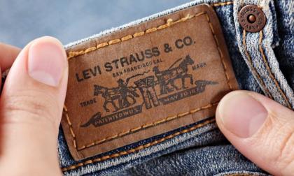 Không chỉ để trang trí, phải đến 90% người mặc quần jeans không biết công dụng thực sự của miếng da sau cạp quần