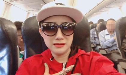 'Bà mối' Cát Tường mặt méo xẹo khi gặp sự cố trên máy bay