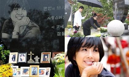 Mẹ đẻ và bạn thân viếng mộ trong ngày giỗ Choi Jin Sil
