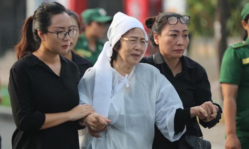 Vợ khóc nức nở trong tang lễ NSND Thế Anh