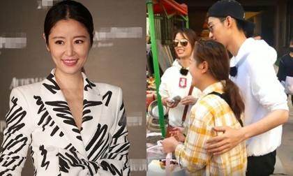 Bị fan vây kín sau tin đồn ly hôn vì chồng bạo hành, Lâm Tâm Như cười tươi rói khi được trai trẻ bảo vệ