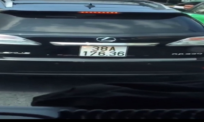 Tài xế xe Lexus chặn xe cứu hỏa trên đường chữa cháy dù liên tục được phát loa nhắc nhở