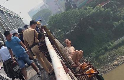 CSGT kịp thời cứu người phụ nữ định tự tử trên cầu Chương Dương