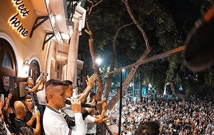 Tuấn Hưng cùng hàng nghìn khán giả hát ca khúc 'Mẹ yêu' nhân dịp sinh nhật tuổi 41