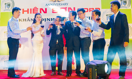 Á hậu doanh nhân Việt Nam chúc mừng lễ kỷ niệm 10 năm thành lập công ty Thiên Sơn