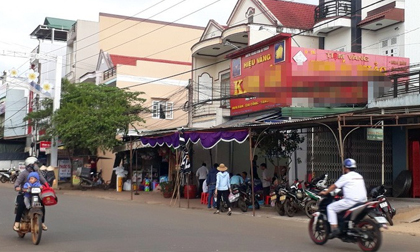 Con chủ tiệm vàng chết trong tư thế trùm túi ni-lon trên đầu, quấn băng keo ở cồ