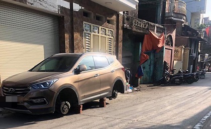 Đỗ xe qua đêm ngay trước cửa nhà, 'xế hộp' tiền vẫn bị kẻ gian tháo trộm hết 4 bánh