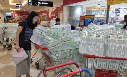 Nhà máy Sông Đà tạm ngừng cấp nước sạch: Người dân Hà Nội đổ xô đi mua nước đóng chai