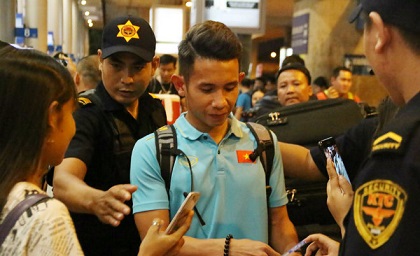 Dàn sao ĐT Việt Nam được công an và dàn vệ sĩ hộ tống tại sân bay Tân Sơn Nhất