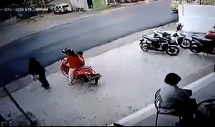 Bé trai lỡ vặn tay ga khiến 2 mẹ con lao ra đường gây tai nạn nguy kịch