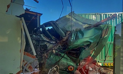 Xe container mất lái đâm sập nhà dân khiến 1 người tử vong