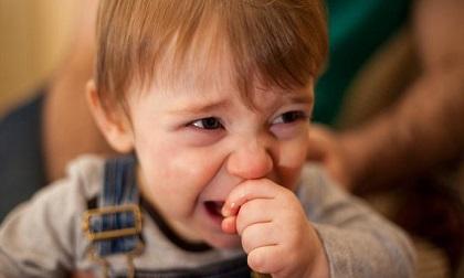 Bố mẹ thường ngại cho con đi xa vì trẻ hay khóc quấy trên xe, vậy phải làm thế nào?