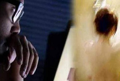 Người đàn ông bị bắt khi dùng 'clip nóng' tống tiền người tình hơn tuổi hàng chục triệu đồng