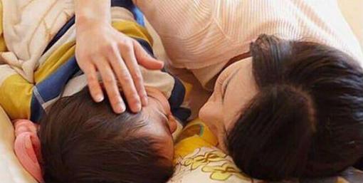 Ngủ chung giường với con trai 15 tuổi, nửa đêm nghe được âm thanh lạ, người mẹ quyết định cho con ngủ riêng ngay lập tức