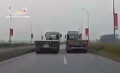 Tài xế container phanh 'cháy lốp' tránh một phụ nữ đi xe đạp sang đường