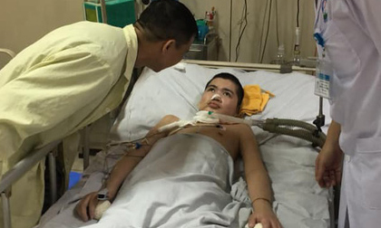 Nụ cười bạc tỉ của cậu bé hôn mê 2 năm và câu chuyện cảm động về người cha quyết cứu con dù chỉ có 1% hy vọng