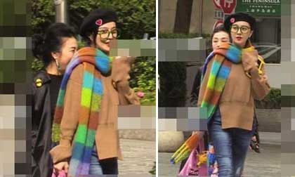 Giữa tin đồn phải gánh một khoản nợ khổng lồ nữa lên tới gần 2.000 tỷ đồng, Phạm Băng Băng tỉnh bơ xuất hiện rạng rỡ cùng mẹ trên phố