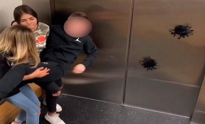 Chơi khăm mùa Halloween: Nhện điện tử khiến nhiều thanh niên sợ 'tè ra quần'