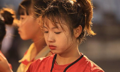 Cư dân mạng phát sốt với nữ cầu thủ hot girl của đội tuyển U19 Việt Nam, đã xinh lại còn đá bóng giỏi