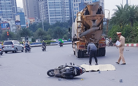 Hà Nội: Va chạm với xe bồn, 2 mẹ con tử vong tại chỗ