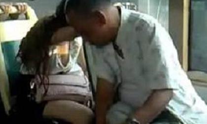 Lặn lội lên thành phố thăm con, vừa đẩy cánh cửa ra thì tôi chết lặng khi nhìn thấy người đàn ông đang quấn quýt bên con gái mình