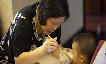 Thói quen hàng ngày bà nội làm đối với cháu khiến con tôi mới có 2 tuổi đã mắc bệnh viêm dạ dạy