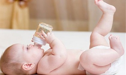 Trẻ bị táo bón cho uống nhiều nước là hết có đúng không?