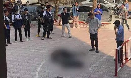 Nam sinh viên ĐH Kiến Trúc nhảy lầu tự tử rơi trúng người đi bộ bên dưới