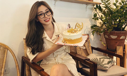 Á hậu Phương Nga hạnh phúc bên chiếc bánh kem được bạn trai mua tặng sinh nhật