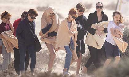 Angelina Jolie đưa các con đi chơi đảo, ảnh đời thường mà đẹp lung linh như cảnh phim