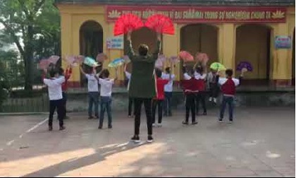 Thầy giáo dạy nam sinh múa quạt 'dẻo quẹo' để chào mừng ngày 20/11 gây sốt mạng