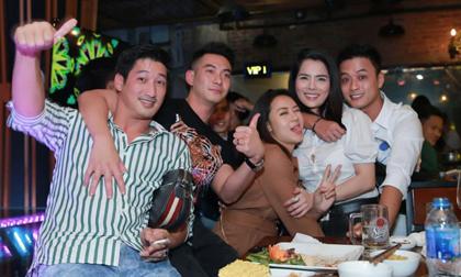 Dàn diễn viên 'Hoa hồng trên ngực trái' say lật lưỡi trong buổi tiệc liên hoan đóng máy