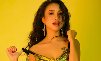 Vân Hugo diện váy áo buông lơi, trễ nải khoe nét gợi cảm ở tuổi 34