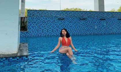 Hậu ly hôn, Ngọc Lan đội nón cover hit 'Hai triệu năm' của Đen Vâu ở hồ bơi