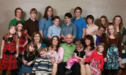 3 chị em chung 1 người chồng, sinh ra 19 đứa con và vẫn đang hạnh phúc