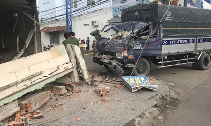 Xe tải tông sập quán phở, nữ chủ quán tử vong tại chỗ
