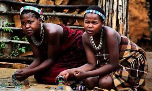 Bộ lạc nguyên thủy nhất thế giới, nơi phụ nữ cả đời không tắm bằng nước 1 lần nào